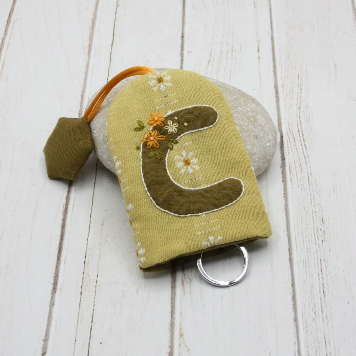 Llavero con inicial «Petits Plaisirs Lumière»